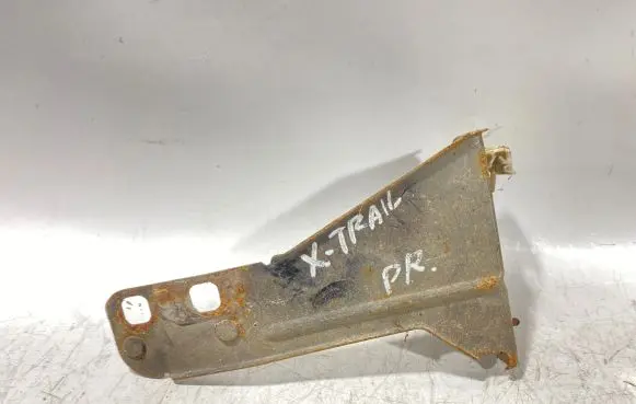 Nissan X-Trail T30 Headlight/headlamp mounting bracket 62217