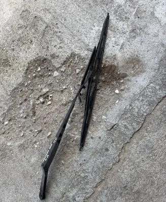 Opel Frontera B Front wiper blade arm
