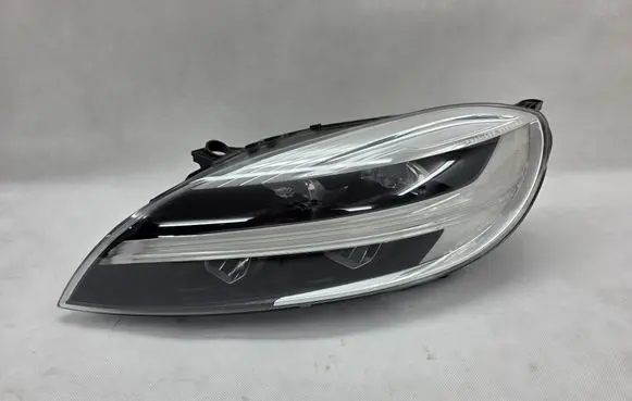Volvo V40 Headlight/headlamp 31677018