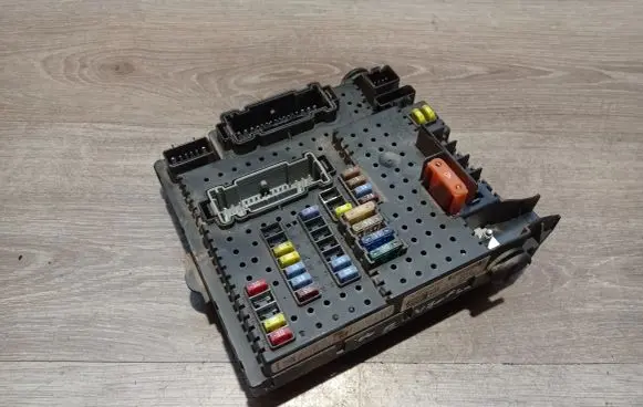 Volvo V70 Fuse module 28017881 30728512 30728273