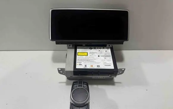 Radio/CD/DVD/GPS head unit