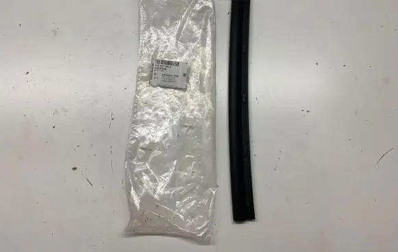 Volkswagen Golf VII Engine compartment rubber 5G0823709A LS017154 20220120
