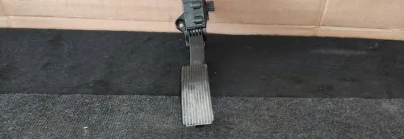 Accelerator throttle pedal