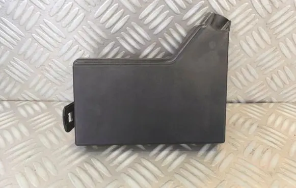 Nissan Qashqai Fuse box cover 319136438