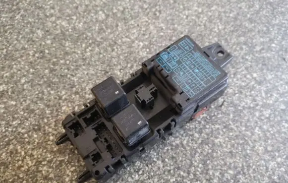 Mitsubishi Space Star Fuse module MR318828 MB953355