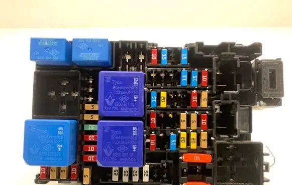 Renault Captur II Fuse box set 243805499R