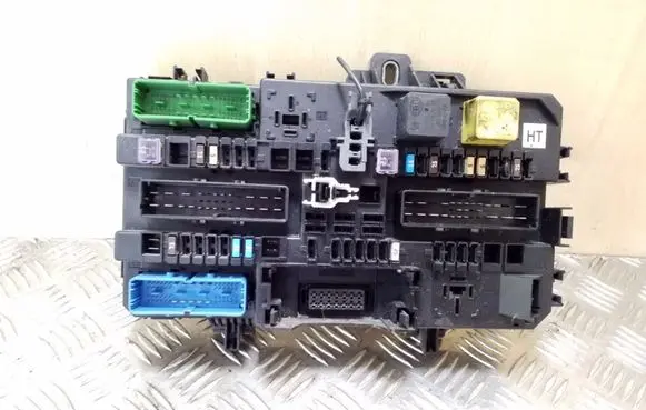 Opel Zafira B Fuse module 13222173 5DK00866933