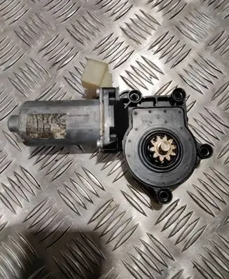 Volvo XC70 Front door window regulator motor 0130821760 101353xxx