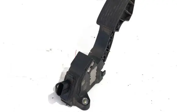 Accelerator throttle pedal