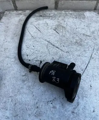 Audi A8 S8 D2 4D Breather valve 057103495C