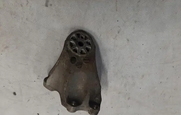 Engine mounting bracket