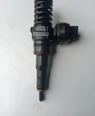Volkswagen PASSAT B6 Fuel injector 038130073AL