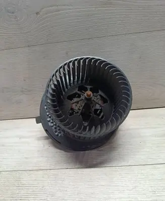 Volkswagen Touran II Heater fan/blower 3C0907521F CZ2468105384