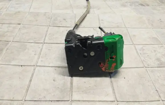 Volvo S60 Front door lock 30663047