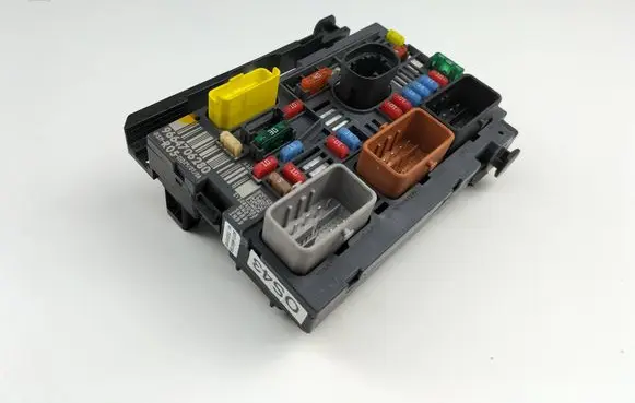 Peugeot 308 Fuse module 9664706280