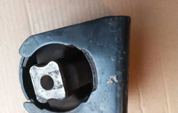 Toyota Avensis T250 Engine mount bracket