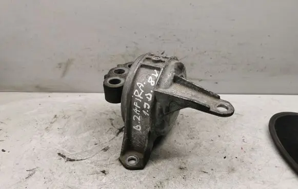Opel Zafira B Engine mount bracket V05630