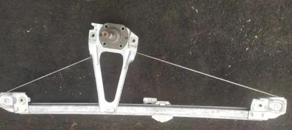 Rear door manual window regulator