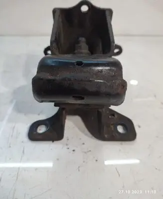 KIA Sorento Engine mount bracket