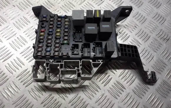 Ford Mondeo Mk III Fuse box cover 1S7T14A073AG