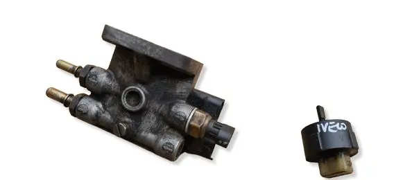 Iveco Daily 4th gen Fuel filter bracket/mount holder 3000312A 0400920001
