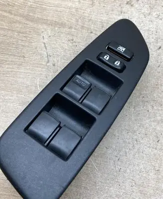 Toyota Auris E180 Electric window control switch 9241085