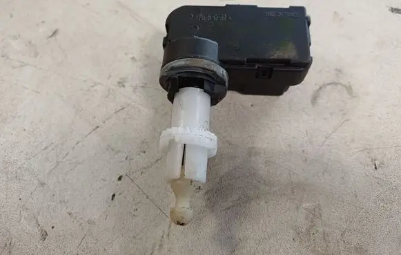 Volkswagen PASSAT B6 Headlight level adjustment motor 1Q0941295