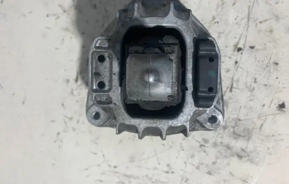BMW 5 F10 F11 Engine mount bracket 6777371