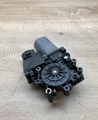 Audi A4 S4 B5 8D Front door window regulator motor 113846101 05071901 0536001402