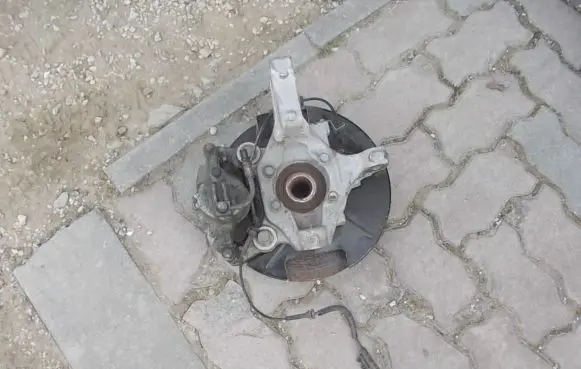 Chrysler Town & Country V Rear wheel hub