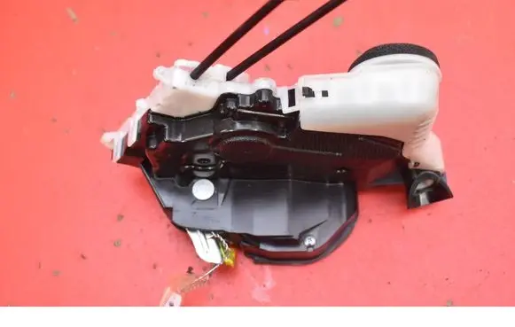 Toyota Yaris Front door lock MD4
