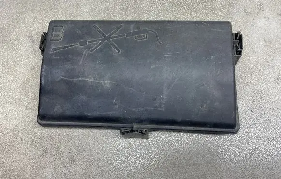 Opel Insignia A Fuse box cover 13222784