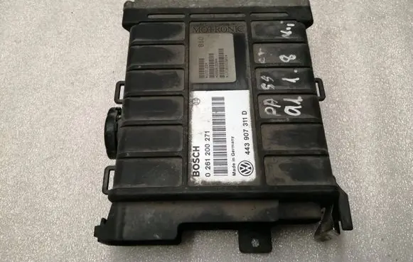 Volkswagen PASSAT B3 Engine control unit/module 443907311D 0261200271