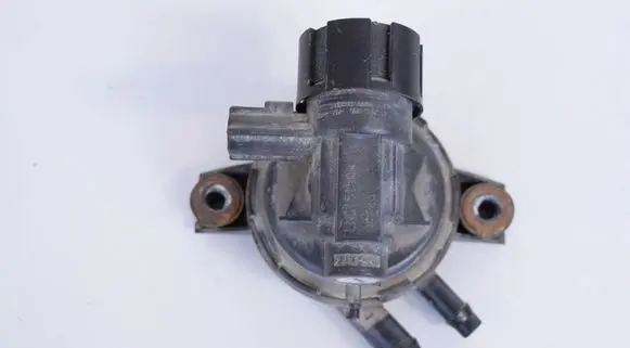 Jaguar XJ X40 Engine mount vacuum valve LNC1515AA