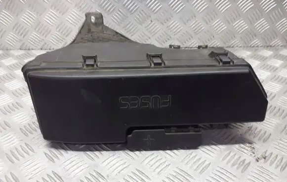 Volvo S80 Fuse box cover 9494210