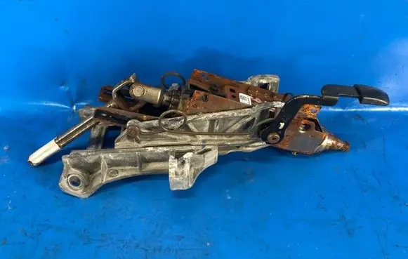Ford Focus Steering wheel axle BV613C529BB