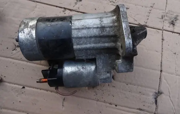 Renault Kangoo II Starter motor 8200584675
