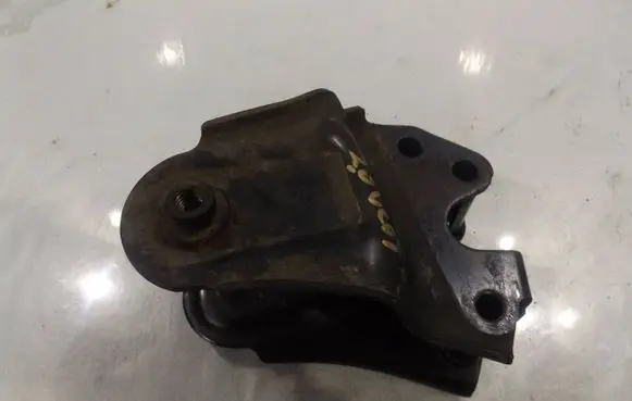 Chevrolet Captiva Engine mounting bracket