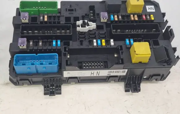 Opel Astra H Fuse module 5DK00866943 13220829M