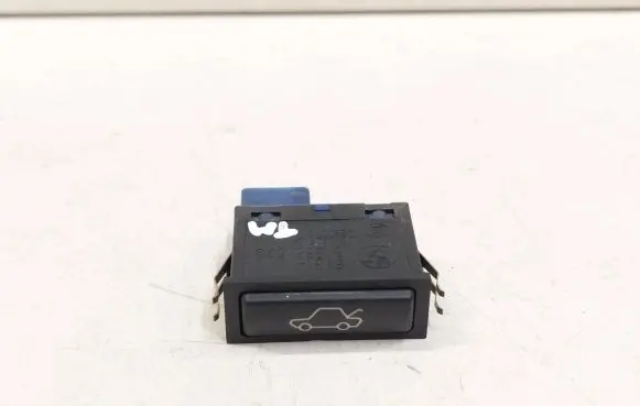 BMW 5 E39 Tailgate opening switch 61318365579 8365579 459700