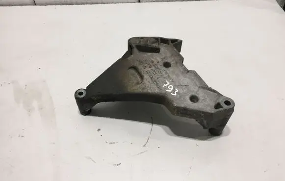 Volkswagen PASSAT B6 Engine mounting bracket 03G199207F