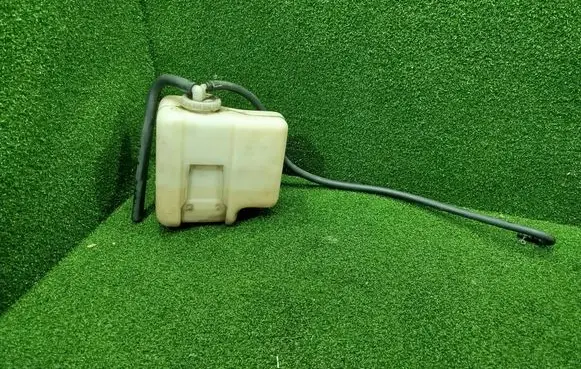Mitsubishi Pajero Coolant expansion tank/reservoir MR404879