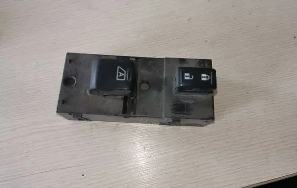 Nissan Quest Electric window control switch