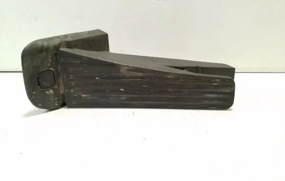 Accelerator throttle pedal
