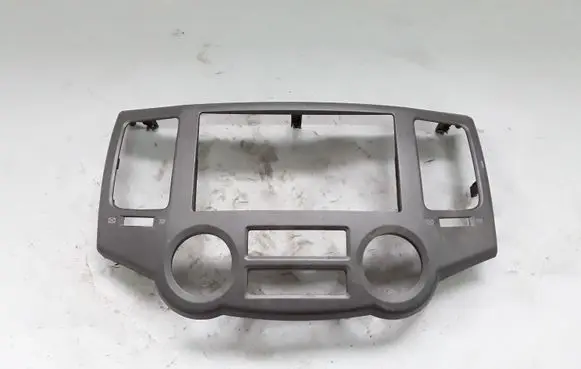 KIA Magentis Radio/GPS head unit trim 847402G710