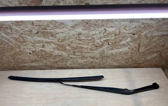 Front wiper blade arm