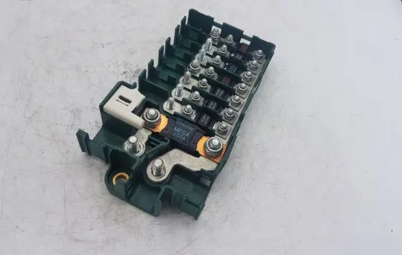 BMW 7 E38 Fuse module 8367768