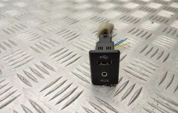 Nissan X-Trail T32 USB socket connector 795405004