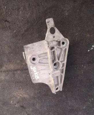 Nissan Juke I F15 Engine mounting bracket 820040866