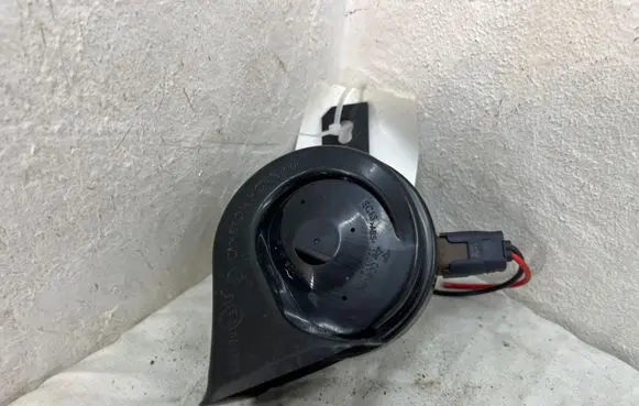 Nissan Qashqai J12 Horn signal 2560106UA0A